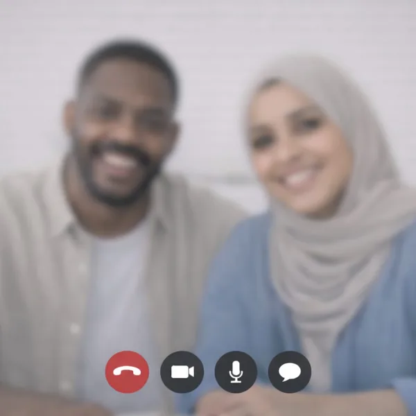 مكالمة فيديو مع العميل لمراجعة الأرض والأهداف