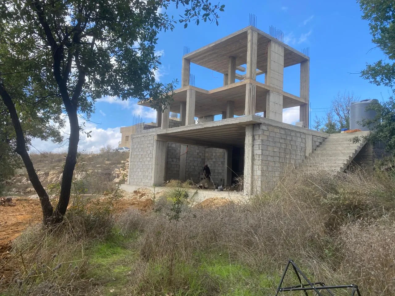 Baustellenfoto des Betonskeletts und Mauerwerks der Villa im Bezirk Aley