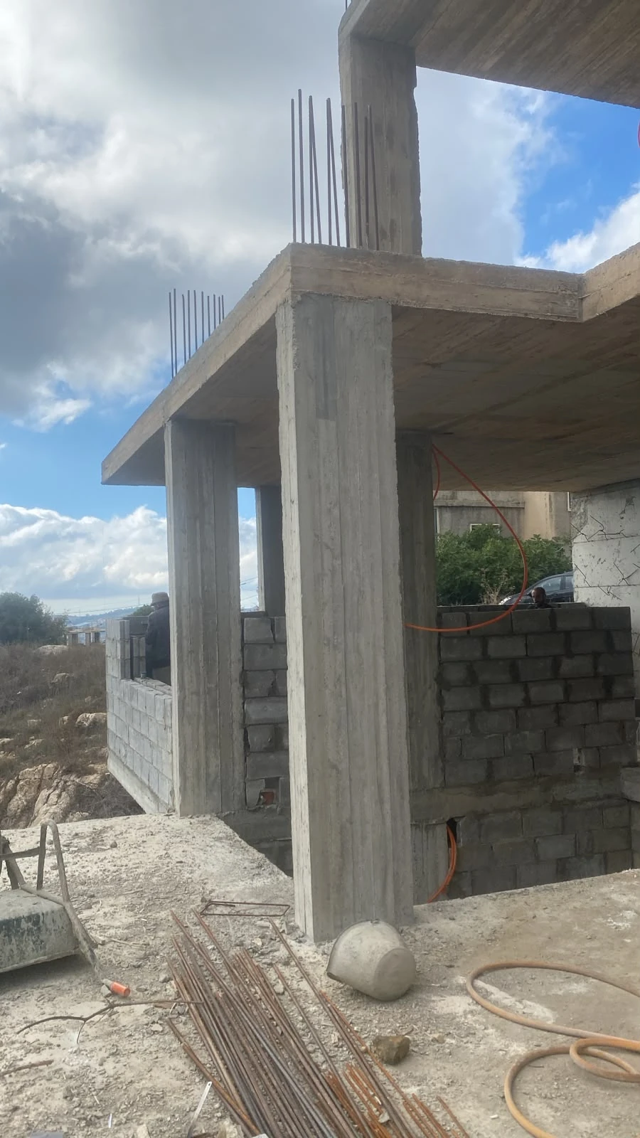 Betonstützen, Geschossdecken und Mauerwerk während des Villenbaus